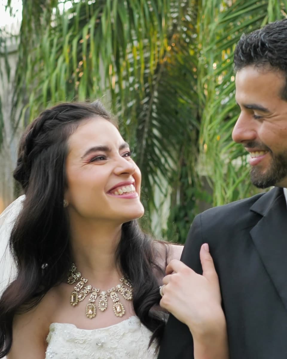 Novios abrazados en un jardín